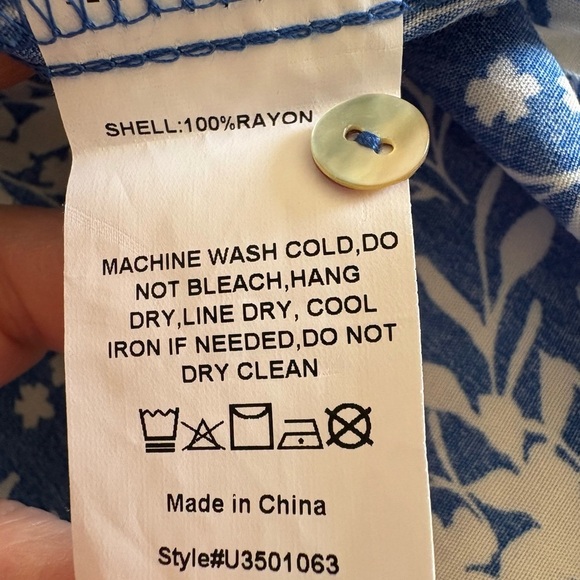 Weekend Suzanne Betro Blue and white sleeveless top - NWT - Picture 6 of 6